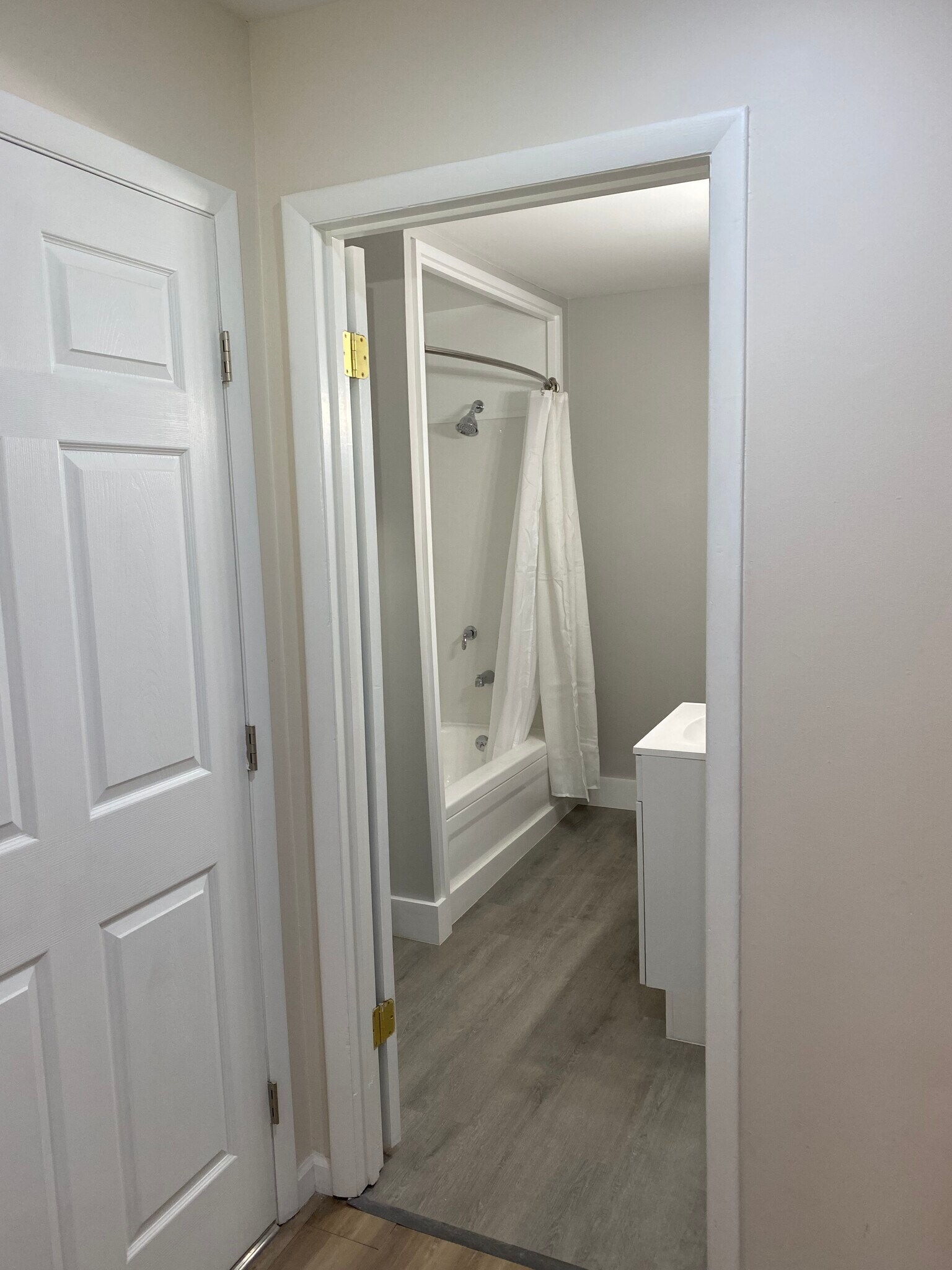 Building Photo - 107 E 10th St