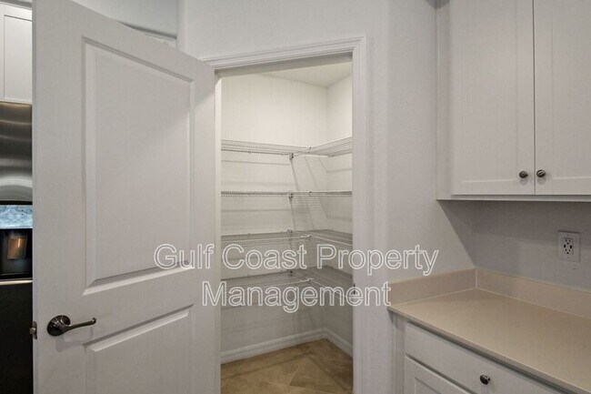Building Photo - 5703 N Honore Ave