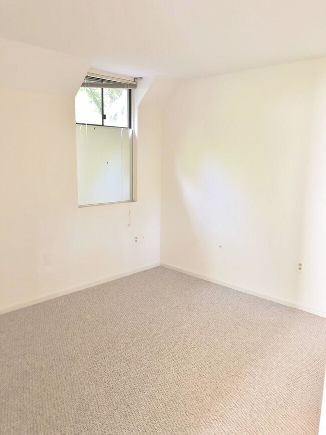 Building Photo - Spacious Potomac Beauty backs to Golf Course