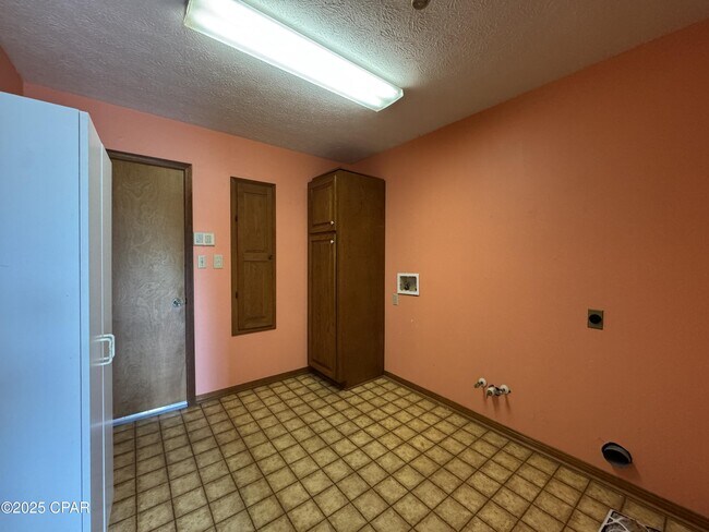 Building Photo - 833 W Pierson Dr