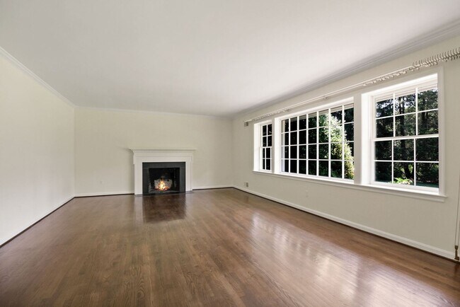 Building Photo - 3 Bed 3 Bath - Potomac Falls Rambler - 2 Car Garage