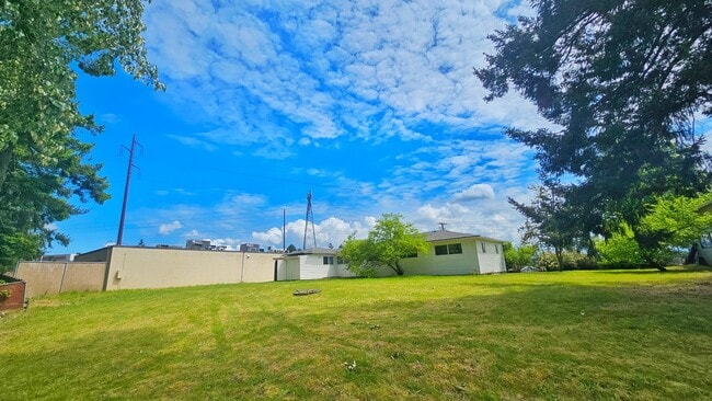 Building Photo - 4 Bed 1.5 Bath Single Family Home in Renton