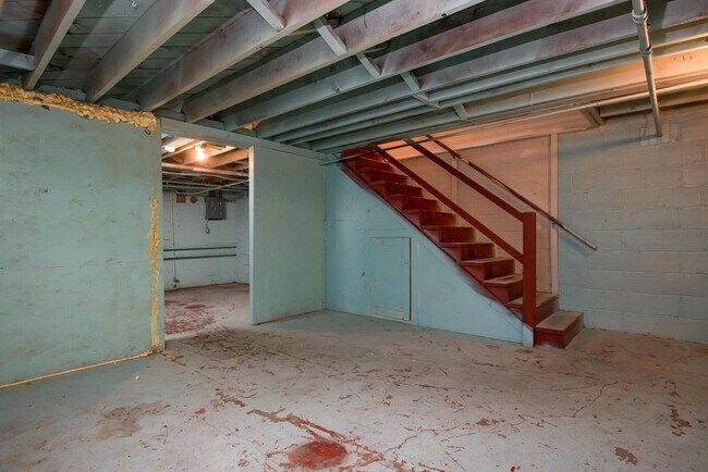 Building Photo - Vintage 2 Bedroom Townhouse