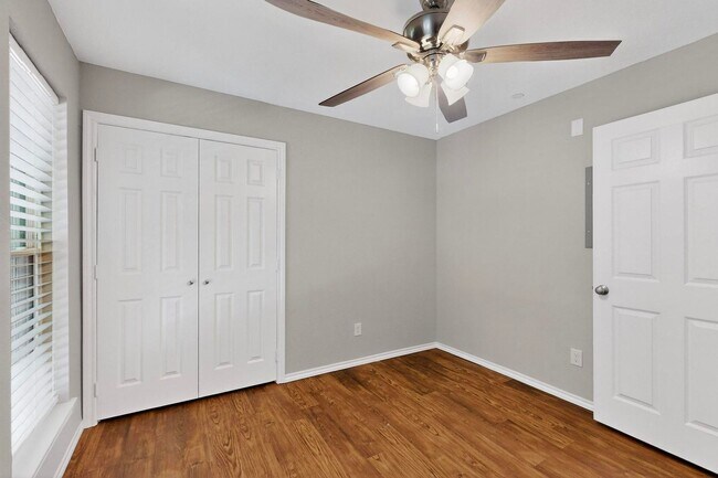 Building Photo - Stylish Upstairs Corner Unit Near Lake Ray Hubbard