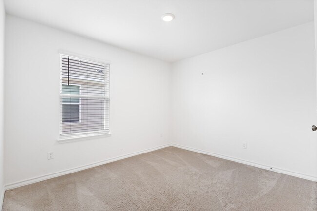 Building Photo - Charming Home Awaits: Spacious & in a Prime Location
