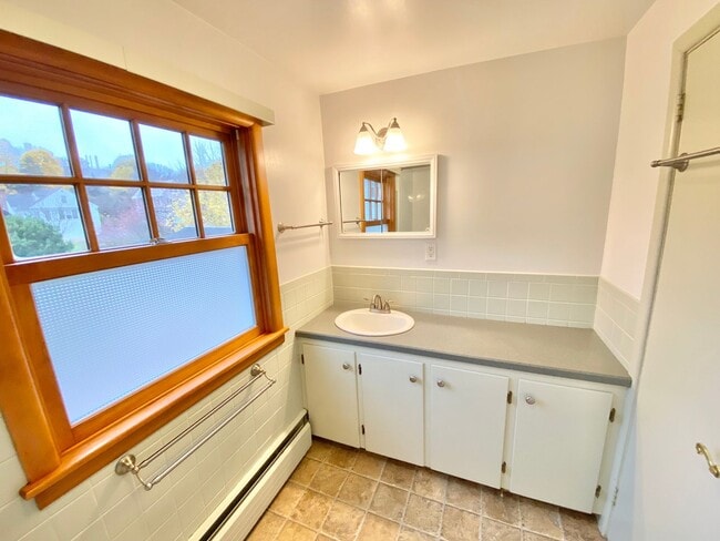 Building Photo - 4 Bedroom Home in Burlington VT Available NOW!