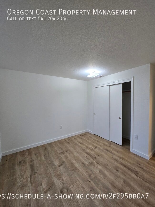 Building Photo - 1135 SE Oar Ave