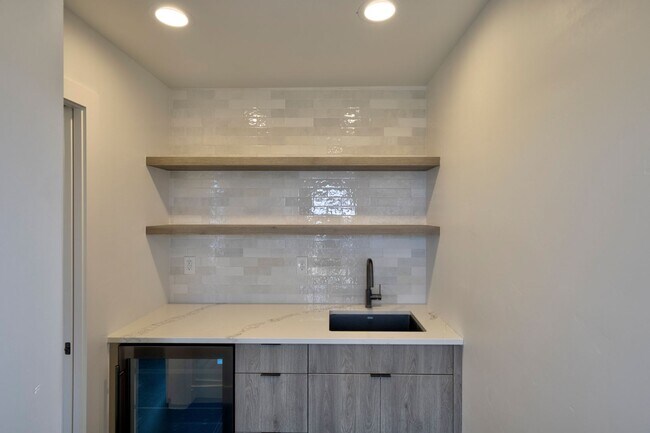 Building Photo - 2580 N W Awbrey Point Cir