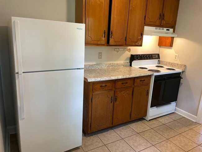 Building Photo - 2 BDRM 1 BA HOME- $900 MONTH, $900 DEPOSIT!!