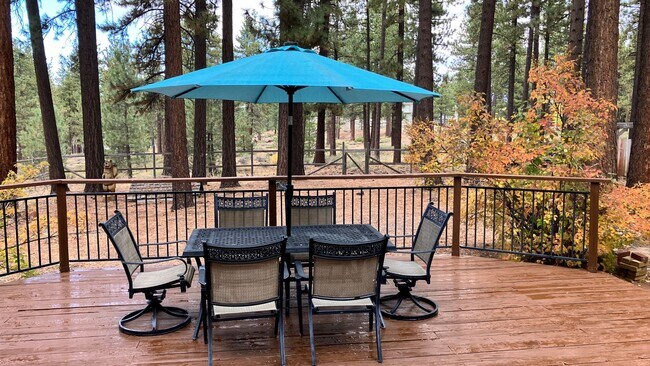 Building Photo - Furnished rental with large fenced back yard.