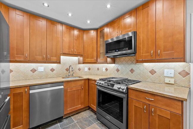 Building Photo - "Charming 4-Bed Townhouse with Granite Tou...