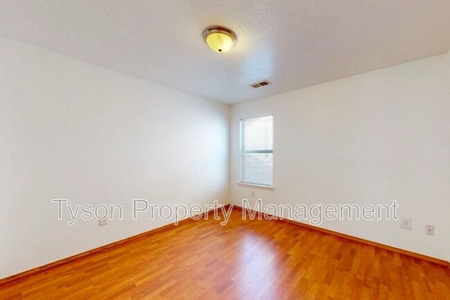Building Photo - 419 Sawtooth St SE