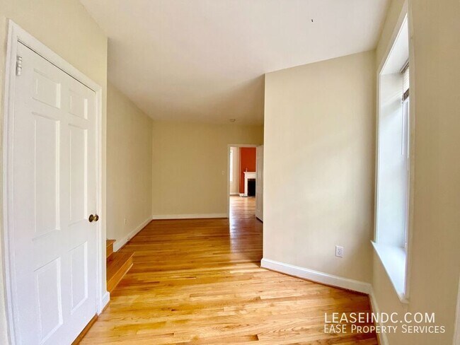 Building Photo - 840 New Hampshire Ave NW