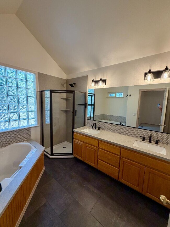 Building Photo - 61171 Minaret Cir