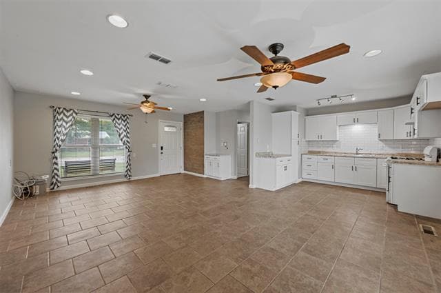 Building Photo - 6209 Shadydell Dr