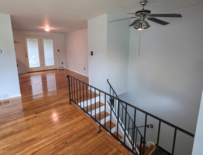 Building Photo - 408 Hazelnut Dr