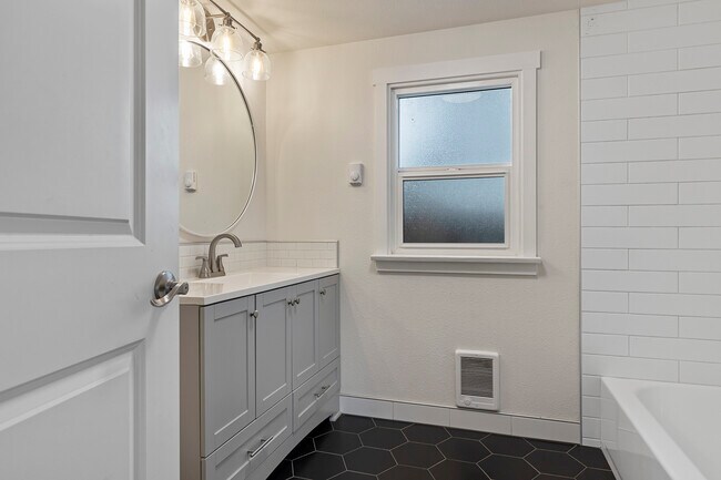 Building Photo - 6629 S Pine St