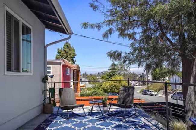 Building Photo - Furnished Home Available Now!