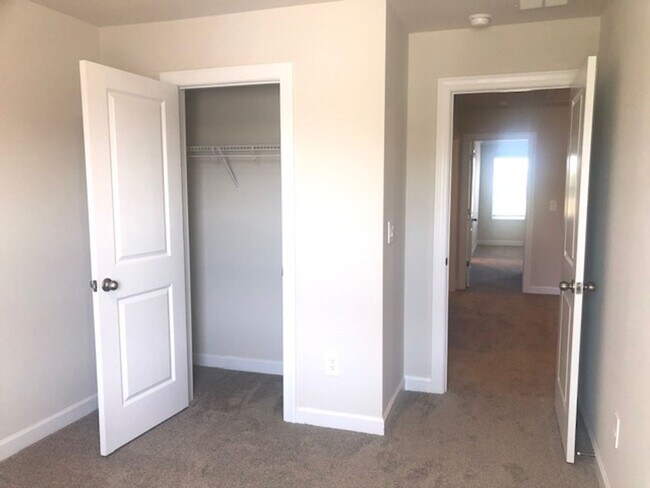 Building Photo - Newer Townhome with 1 Car Garage in Braemar Village! COMING SOON!