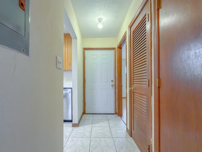 Building Photo - 1104 Greentree Ct