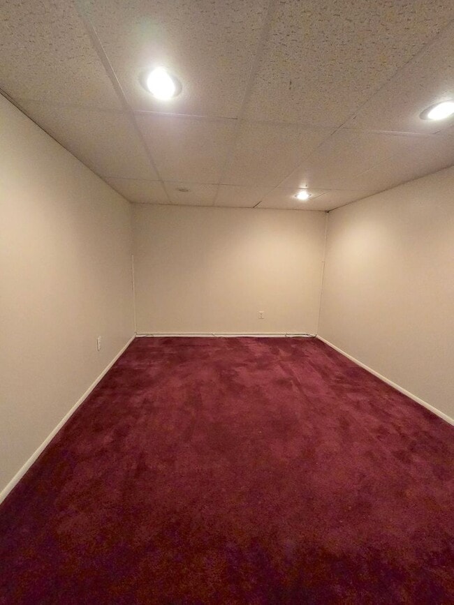 Building Photo - Spacious, freshly painted end-unit townhou...