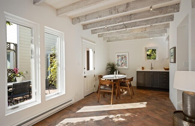 Building Photo - 2548 Pine St