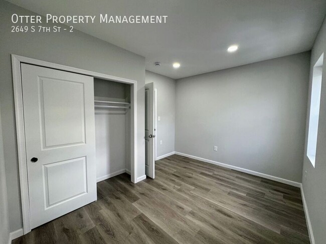 Building Photo - Charming 2BR/1BA Apartment with Hardwood F...