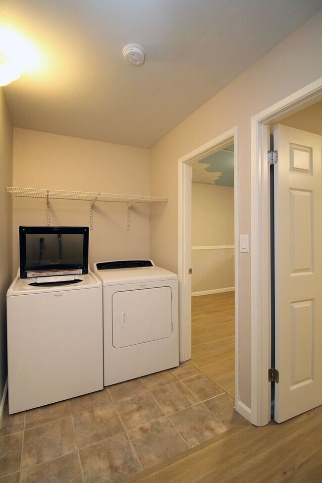 Building Photo - 4 Touchstone Dr