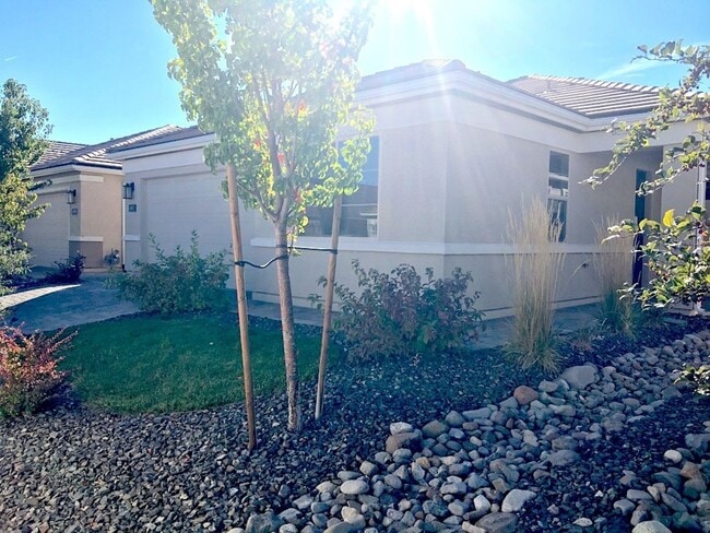 Building Photo - Sparks 3 Bedroom, 3 Bath Single Story - Ne...