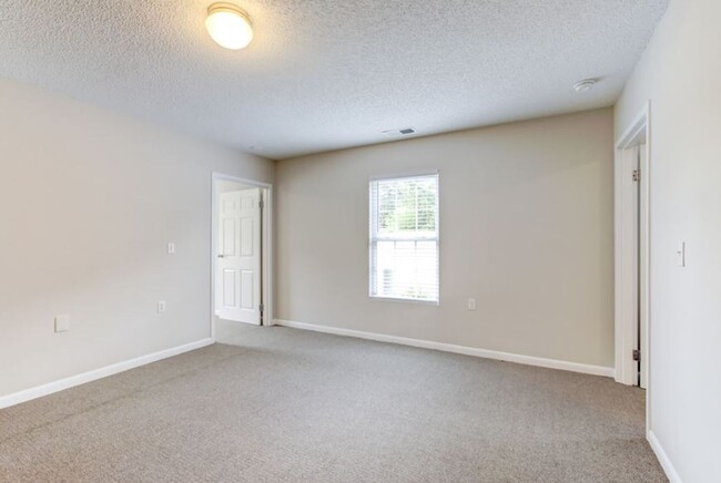 Building Photo - 3 Bedroom 3 Bathroom Apartment close to Ca...