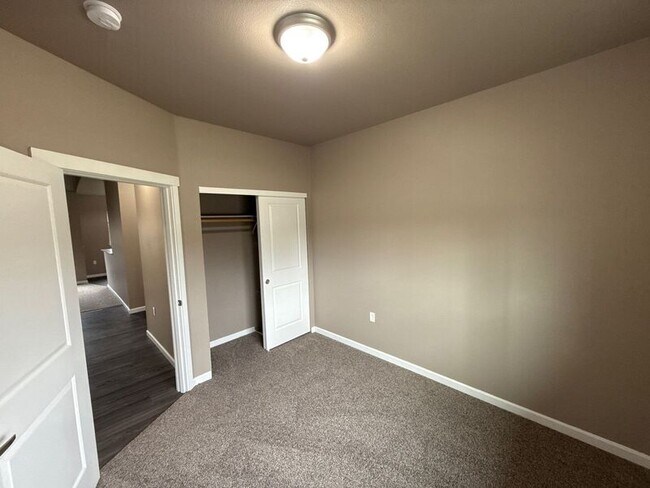 Building Photo - 4261 Hawthorne Ave NE