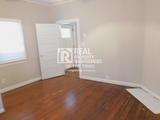 Building Photo - Move in special - Cozy 2 Bedroom/1 Bath Ho...