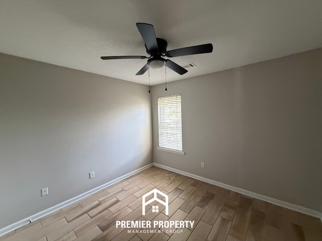 Building Photo - 270 Village Dr