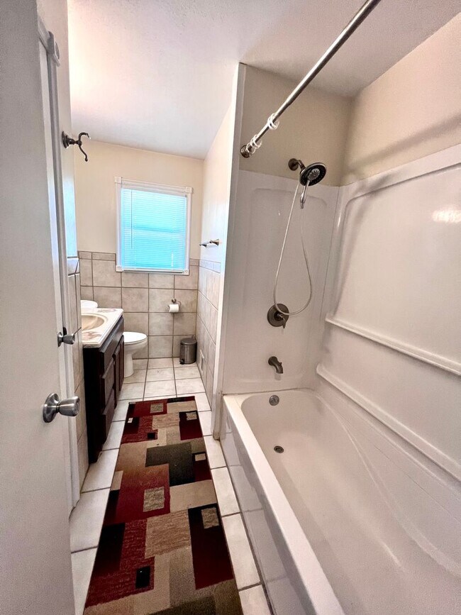 Building Photo - Beautiful 3 bed, 2 bath, 2 car garage