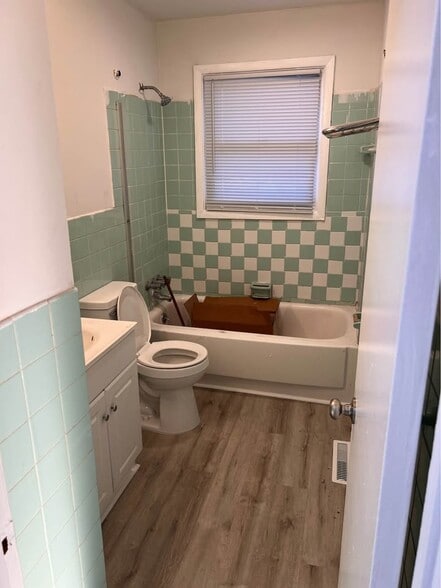 Full Bathroom - 631 Sanders St