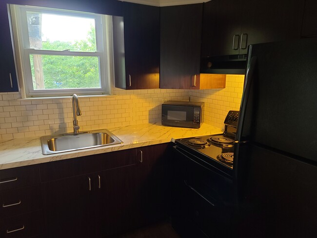 Newly remodeled kitchen - 510 Nassau Blvd