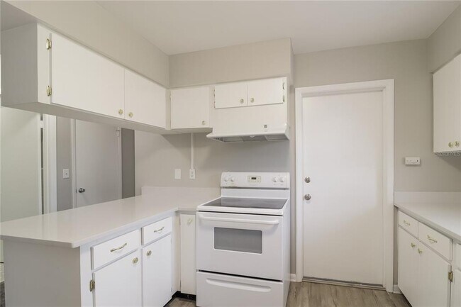 Building Photo - 1927 English Dr