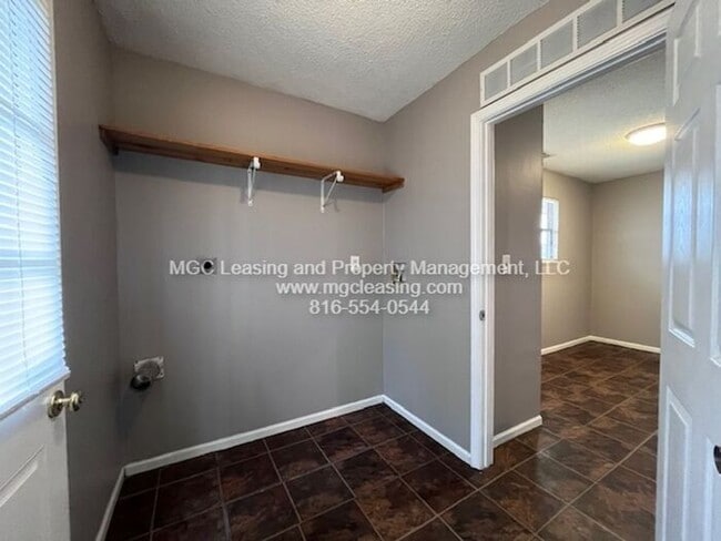 Building Photo - Comfortable 2-Bedroom Living in the Heart of Blue Springs