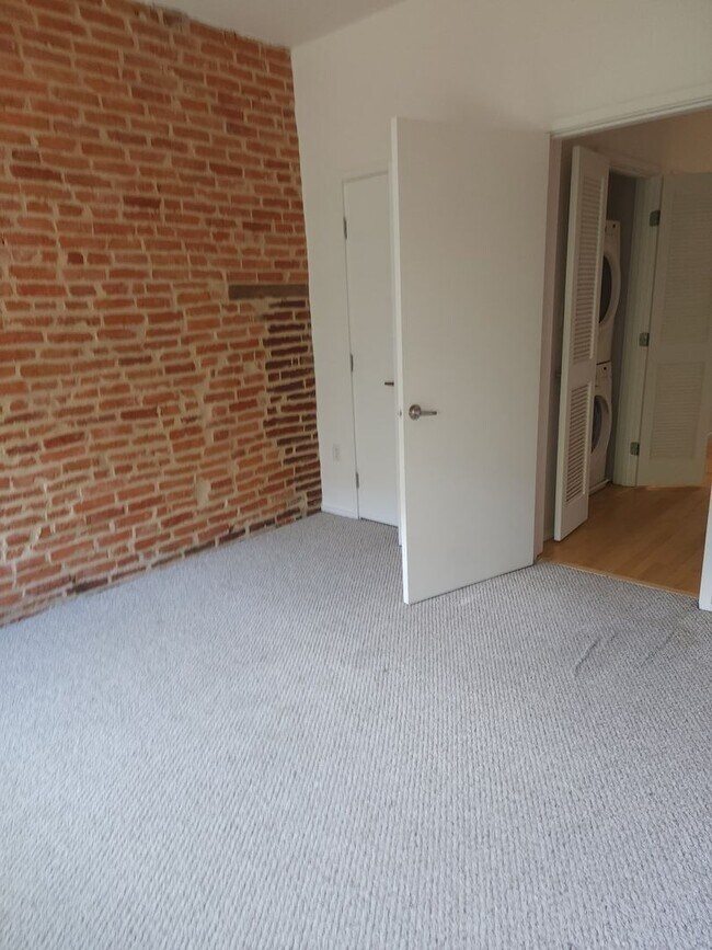Building Photo - 4 E Henrietta St
