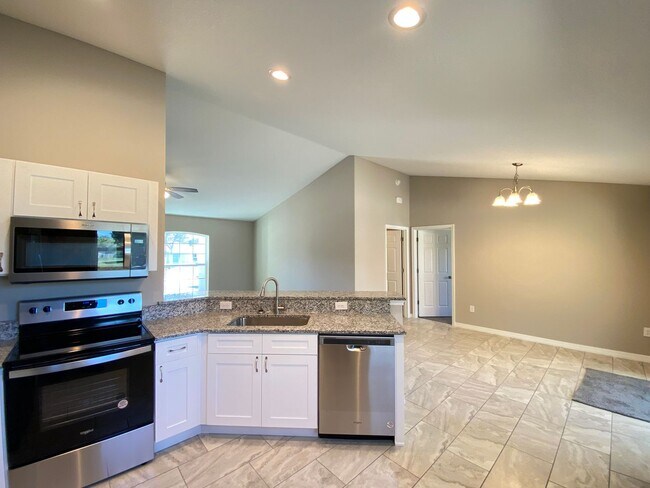 Building Photo - Desirable SW Ocala Neighborhood- 3/2/2 **WON"T LAST**