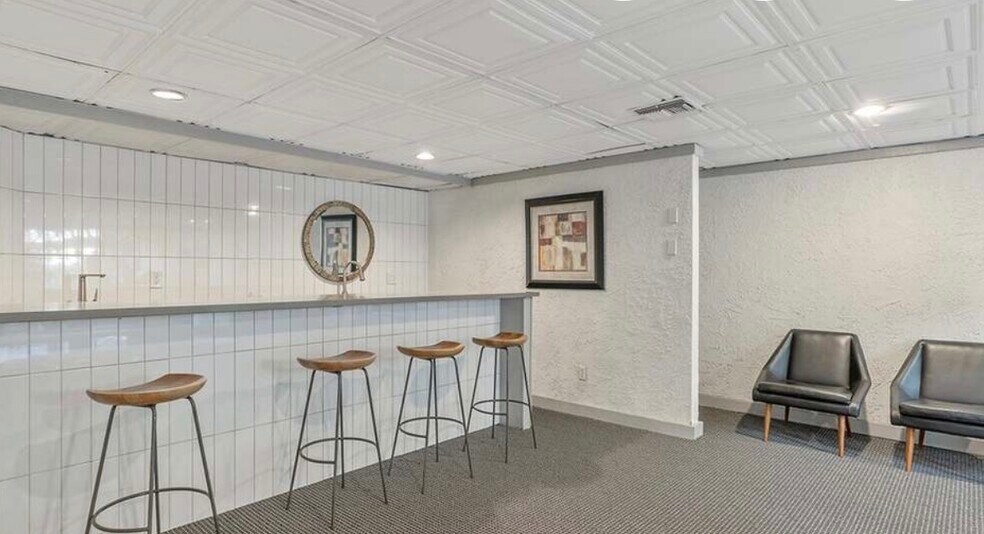 Building Photo - 740 N Kings Rd