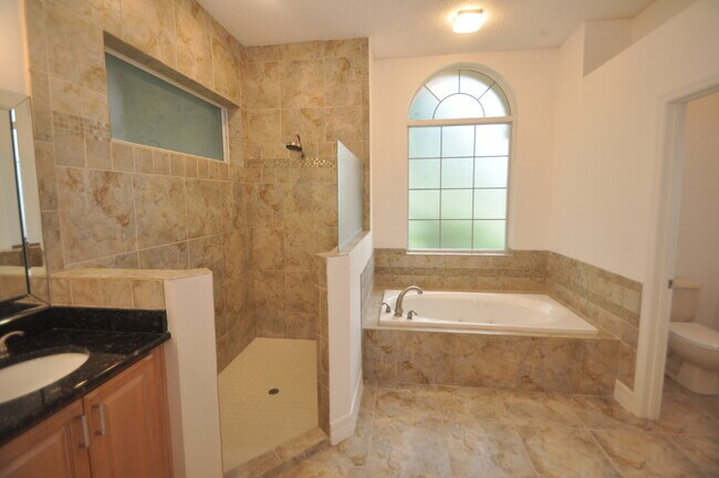 Building Photo - 12 Clementina Ct