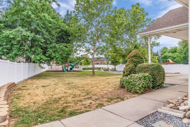 Building Photo - Spacious 7 Bed Kaysville Home with Two Kitchens