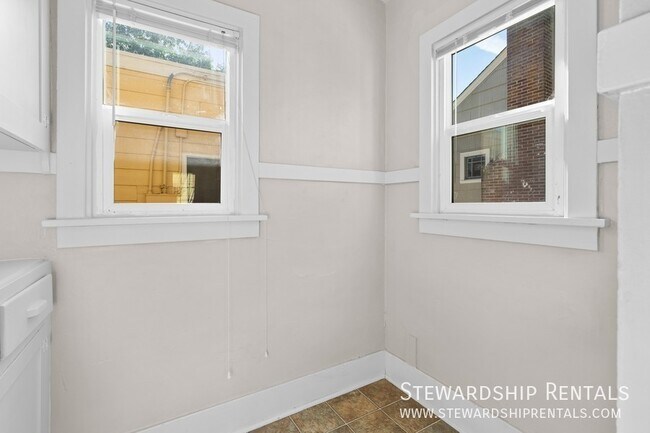Building Photo - 2024 Emerald St