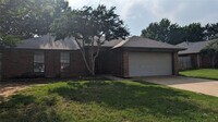 Building Photo - 2706 Parkview Dr