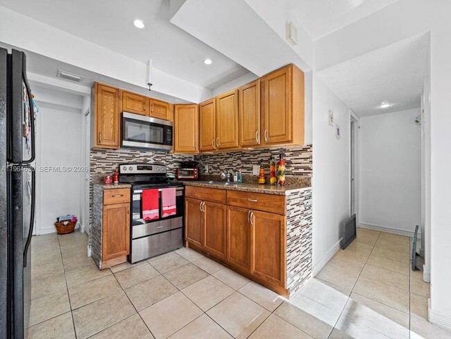 Building Photo - 10641 SW 108th Ave