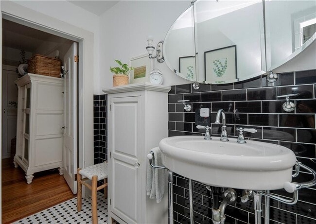 Building Photo - 3 Pell St