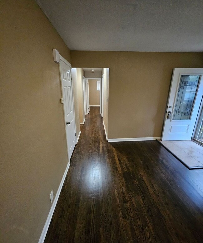 Building Photo - 3-bedroom, 1-bathroom home located in the ...