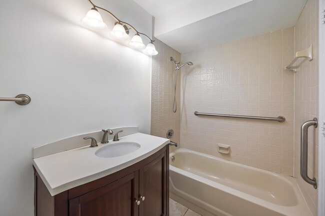 Building Photo - 2925 Azalea Dr