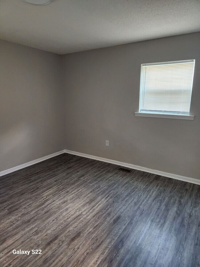 Building Photo - Two Bedroom, One Bath Apartment for Rent